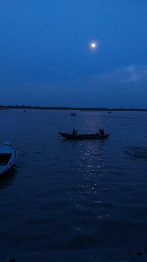 On The Ghat By Howdy Hostels Varanasi Luaran gambar